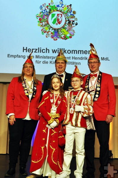 Gruppenfoto auf der großen Bühne mit dem RVD-Präsidenten: Das Kinderprinzenpaar Emil I. (Sträußl) und Annika III. (Pleuß) mit (v. l.) Löstige-Bröder-Vorsitzende Simone Saßmann, RVD-Chef Ronald Reuter und Bernd Kläß, der zweite Vorsitzende des Kaller Karnevalsverein. Foto: Reiner Züll /pp/Agentur ProfiPress 