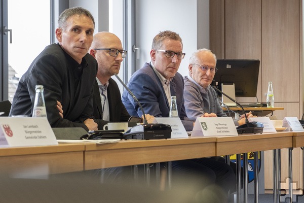 „Ich bin jetzt 26 Jahre lang Bürgermeister, aber eine solche Steigerung der Kreisumlage habe ich noch nicht erlebt“, sagte Mechernichs Bürgermeister Dr. Hans-Peter Schick (r.) zur Begrüßung. Foto: Ronald Larmann/pp/Agentur ProfiPress