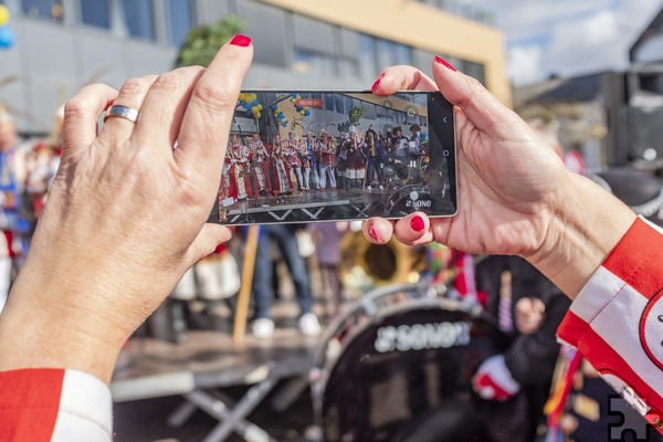 Ganz viele hielten den sehr gelungenen Rathaus-Sturm mit ihren Handy-Kameras fest. Foto: Ronald Larmann/pp/Agentur ProfiPress 