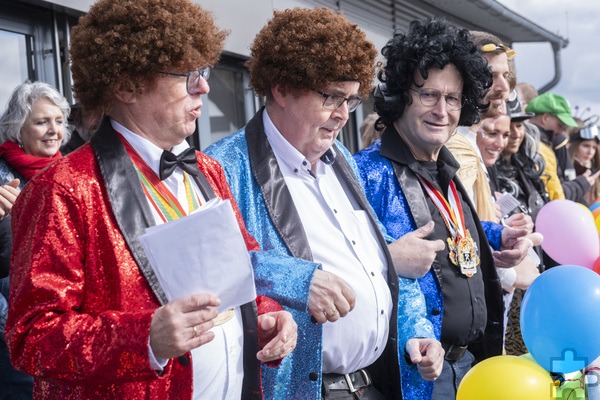 Nicht die Flippers, sondern die Schickers: Mechernichs Bürgermeister Dr. Hans-Peter Schick (v.r.), Hans-Peter Siebum und Ralf Claßen beim Rathaus-Sturm. Foto: Ronald Larmann/pp/Agentur ProfiPress 