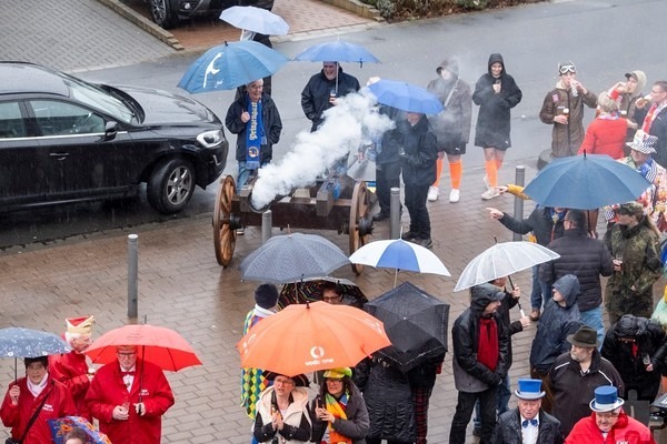 Mit schwerem Geschütz und hoffentlich bei besserem Wetter werden die Karnevalisten anrücken, um das Rathaus zu erobern. Angeführt werden sie in diesem Jahr vom Mechernicher Dreigstirn. Foto: Ronald Larmann/pp/Agentur ProfiPress