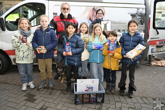 Sieben junge Tierfreundinnen und -freunde haben in Eigenregie Futter- und Geldspenden für das Mechernicher Tierheim gesammelt. Entsprechend groß war die Freude auf allen Seiten. Fotos: Henri Grüger/pp/Agentur ProfiPress