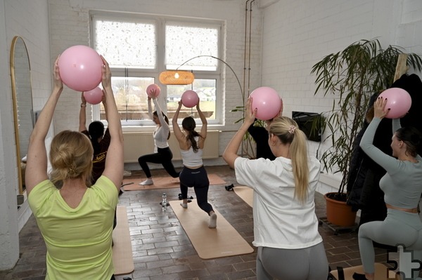 Emily Boos eröffnete im Dezember ihr „Studio Flow“ in der Firmenicher Zikkurat. Dort bietet sie verschiedene Yoga- und Pilates-Kurse für verschiedene Altersklassen an. Foto: Henri Grüger/pp/Agentur ProfiPress