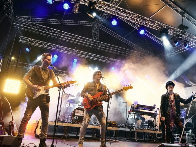 Die Band „Stars of Rock“ gelten als Legenden des Classic Rock. Mit dabei ist der Mechernicher Komponist, Musikproduzent und Bassist Rainer Peters (m.), der viele Jahre Bassist bei der Big Band der Bundeswehr und dort stellvertretender Orchesterleiter war. Foto: Bandfoto/pp/Agentur ProfiPress