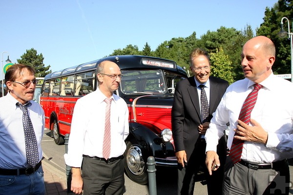 Bundesverkehrsminister Wolfgang Tiefensee (v.r.) besuchte die Mechernicher „Gleispassage“ nach ihrem Ausbau durch die Unternehmer Guido Bauer und Rolf Schäfer: Archivfoto: pp/Agentur ProfiPress