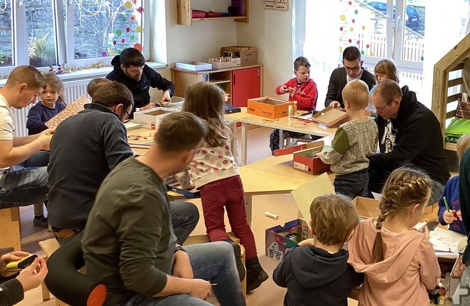 Die „kleinen Strolche“ aus Dollendorf forschten gemeinsam mit ihren Vätern in Sachen Energieversorgung. Foto: Birgit Bresgen/pp/Agentur ProfiPress