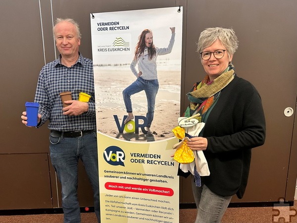 Sie werben für die nachhaltige „VoRmacher-Challenge“, bei der nicht nur Mechernicherinnen und Mechernicher mitmachen können: Karl-Heinz Laschitzki und Karen Beuke von der Kreis-Abfallberatung. Foto: Sven Gnädig/Kreis Euskirchen/pp/Agentur ProfiPress