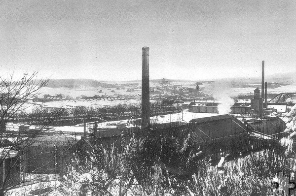 Blick auf das Gaswerk 2, rechts die Steinfabrik, links im Hintergrund die Ortslage von Mechernich. Die winterliche Aufnahme stammt aus dem Nachlass von Karl Abel und befindet sich im Stadtarchiv des Mechernicher Rathauses. Repro: P.-L. Könen/pp/Agentur ProfiPress