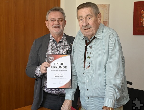 Für seine 60-jährige Mitgliedschaft im „Deutschen Bundeswehrverband“ wurde Stabsfeldwebel a.D. Reimund Josephs (r.) im Mechernicher „Kreuserstift“ ausgezeichnet. Fotos: Henri Grüger/pp/Agentur ProfiPress