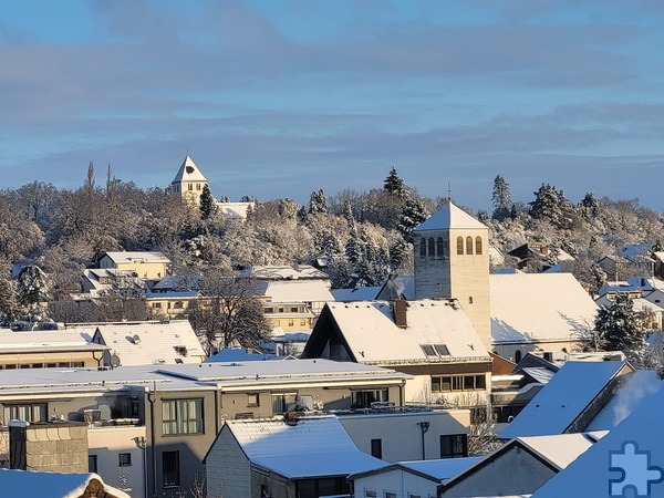 Alt und neue Kirche von Mechernich im Schnee. Das alte Gotteshaus oben auf dem Johannesberg wird möglicherweise die neue Pfarrkirche des „Pastoralen Raumes Sankt Barbara Mechernich“. Foto: Manfred Lang/pp/Agentur ProfiPress
