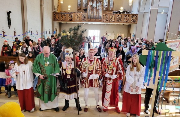 Der Familienmesskreis Mechernich, Pfarrer Erik Pühringer und das Dreigestirn aus Prinz Joachim I. (Vossel), Bauer Werner (Echtner) und Jungfrau Johanna (Johann Manfred Klöcker) feierten am Tulpensonntag mit der Gottesdienstgemeinde von Sankt Johannes Baptist eine schwungvolle Fastelovendsmesse. Foto: Sabine Roggendorf/pp/Agentur ProfiPress