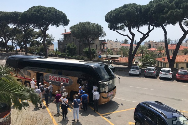 Mechernicher Touristen an der sonnigen Küste der italienischen Blumenriviera. Omnibusreisen sind keineswegs überholt, sondern liegen bei Zweit- und Dritturlauben voll im Trend. Foto: „Schäfer-Reisen“/pp/Agentur ProfiPress