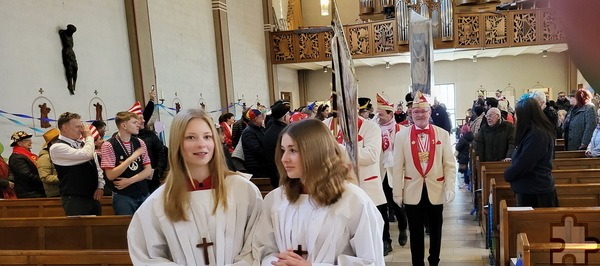 Mit Fahnenabordnungen der örtlichen Karnevalsgesellschaften und dem Mechernicher Dreigestirn zogen die Messdienerinnen zum Familiengottesdienst in der Pfarrkirche St. Johannes Baptist ein. Foto: Sabine Roggendorf/pp/Agentur ProfiPress