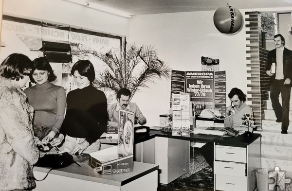 Ein Blick in das erste Reisebüro von „Schäfer Reisen“ an der Heerstraße 1976, am Schreibtisch rechts Guido Bauer, der spätere Mitinhaber. Repro: Manfred Lang/pp/Agentur ProfiPress