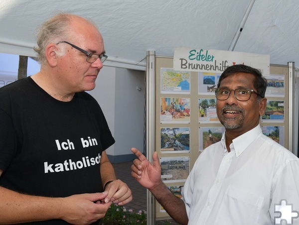 Father George Stephen Rayappan Packiam, hier mit Pfarrer Erik Pühringer, dem Leiter des Pastoralen Raumes St. Barbara, hält in der Fastenzeit Kreuzwegandachten als „Wege ins Licht“. Sie sollen den Gläubigen Kraft und Zuversicht geben. Archivfoto: Manfred Lang/pp/Agentur ProfiPress