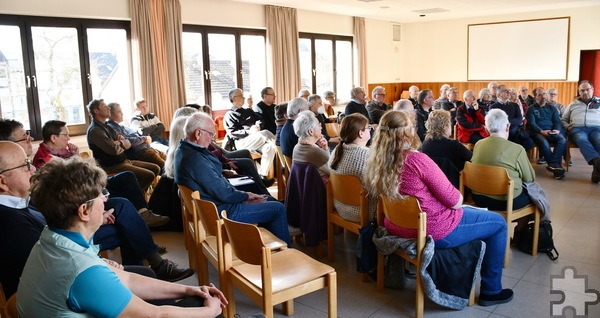 52 Vertreter so genannter „Orte von Kirche“ kamen wiederholt in Vollversammlungen zusammen, hier eine der ersten im Mechernicher Johanneshaus. Bei der jüngsten Zusammenkunft wurde beschlossen, die 14 verbliebenen Pfarrgemeinden im zum Bistum Aachen gehörenden Teil der Stadt Mechernich zu einer einzigen Pfarrgemeinde zu fusionieren. Foto: Manfred Lang/pp/Agentur ProfiPress