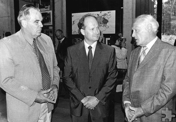 Friedrich Hunsicker, Mechernichs Bürgermeister Dr. Hans-Peter Schick und Peter Bol (v.l.), ein früherer Steiger „op Spandau“, bei der Eröffnung einer Grubenlampen-Ausstellung im Bergbaumuseum im Juni 2001. Foto: Hans-Günter Nickolay/Stadtarchiv/pp/Agentur ProfiPress