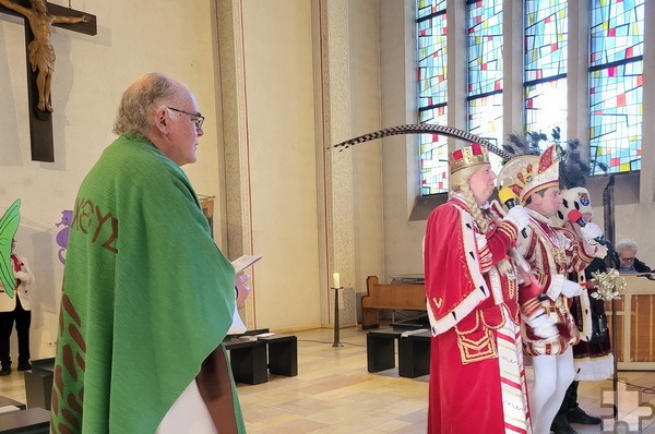 Mit dem UfA-Schlager „Ein Freund, ein guter Freund“ unterhielt das singende Dreigestirn sein Publikum in der Mechernicher Pfarrkirche. In einem weiteren Song behauptete das Trifolium: „Ich bin verliebt in Mechernich“. Foto: Sabine Roggendorf/pp/Agentur ProfiPress