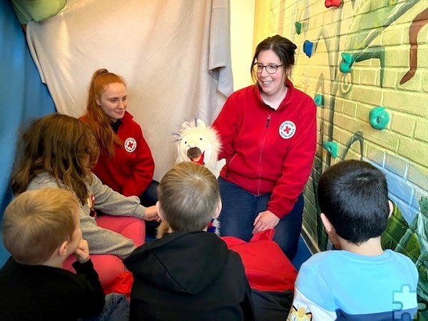 Das flauschige Alpaka Indigo war kürzlich zu Gast in der DRK-Kita Kalkar. Hier lernten die Kinder, „wie sie ihre Gefühle erkennen, regulieren und in Krisen handlungsfähig bleiben können“. Foto: DRK-Kita Kalkar/pp/Agentur ProfiPress