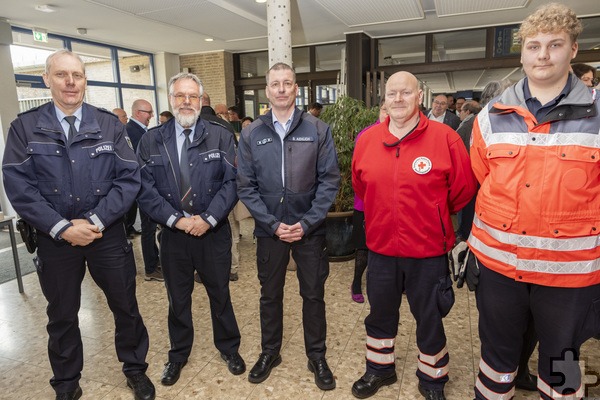 Einigkeit auch bei den Vertretern von Polizei, THW und Rotem Kreuz, hier mit Bereitschaftsleiter Sascha Suijkerland (2.v.r.).  Foto: Ronald Larmann/pp/Agentur ProfiPress