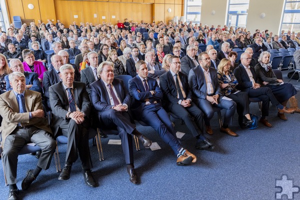 Zahlreiche Ehrengäste waren nach Mechernich gekommen: Darunter der ehemalige Innenminister Dr. Ingo Wolf (2.v.l.), MdL Klaus Voussem (3.v.l.) und Landrat Markus Ramers (4.v.l.). Foto: Ronald Larmann/pp/Agentur ProfiPress