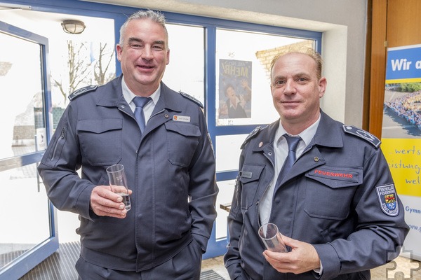 Auch die Mechernicher Feuerwehr war vertreten: Jens Schreiber (l.), Leiter der Feuerwehr, und sein Stellvertreter Markus Kurtensiefen.  Foto: Ronald Larmann/pp/Agentur ProfiPress