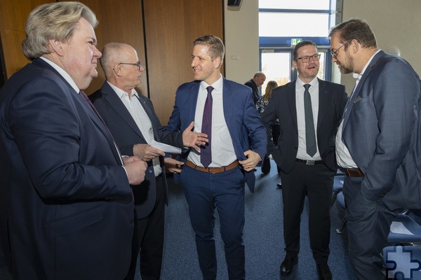 Im Gespräch: Klaus Voussem (MdL, v.l.), Kämmerer Ralf Claßen, Landrat Markus Ramers, Schulleiter Micha Kreitz und Erster Beigeordneter Thomas Hambach. Foto: Ronald Larmann/pp/Agentur ProfiPress