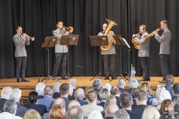 Musikalisch hervorragend umrahmt wurde der Empfang von einem Quintett des Heeresmusikkorps aus Koblenz, deren Interpretation des Songs „Nothing else matters“ der Metal-Band Metallica phänomenal war. Foto: Ronald Larmann/pp/Agentur ProfiPress