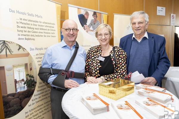 Der Förderverein Hospiz Stella Maris, hier mit Norbert Arnold (v.l.), Miriam Arnold und Heiner Dieroff, präsentierte sich im Foyer des GAT. Foto: Ronald Larmann/pp/Agentur ProfiPress