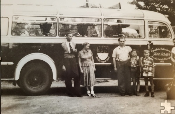 „Wenn der Vater mit dem Sohne“: Karl und Rolf Schäfer als Teil eines Gruppenbildes vor einem frühen Reisebus. Repro: Manfred Lang/pp/Agentur ProfiPress