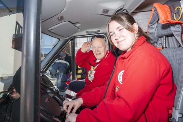 Für Sicherheit und medizinische Versorgung standen die Mechernicher Rotkreuzler um Bereitschaftsleiter Sascha Suikerland und Lea Traue bereit. Foto: Ronald Larmann/pp/Agentur ProfiPress