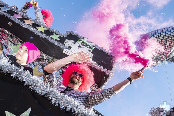 Leuchtfackeln sorgten bei der Disco-Truppe von Michael Embgenbroich für fantastische Showeffekte zwischen ganz viel Glitzer. Foto: Ronald Larmann/pp/Agentur ProfiPress