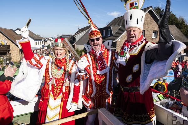 Genossen den herrlichen Höhepunkt ihrer Session: Kommerns Dreigestirn Prinz Günter I., Bauer Thomas und Jungfrau Bruni (Björn Schäfer) hier zu Beginn des Rosenmontagszugs. Foto: Ronald Larmann/pp/Agentur ProfiPress