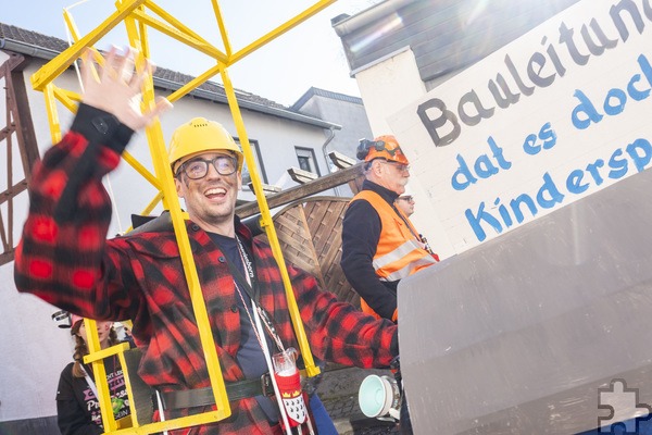 Bauleitung ist doch ein Kinderspiel – das jedenfalls finden die Feuerwehrleute, die sich auf den Bau ihres neuen Gerätehauses freuen. Foto: Ronald Larmann/pp/Agentur ProfiPress