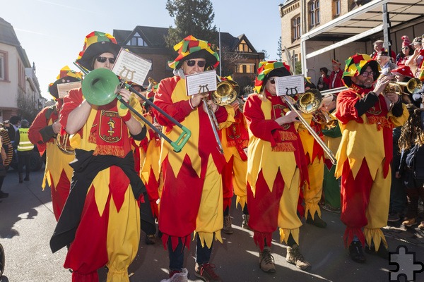 „Du bis Kommere“ hatten die Musiker des Musikvereins Eicks unter der Leitung von Stefan Hüllenkremer zu Beginn für das Dreigestirn gespielt, später sorgten sie im Zoch für jecke Stimmung. Foto: Ronald Larmann/pp/Agentur ProfiPress