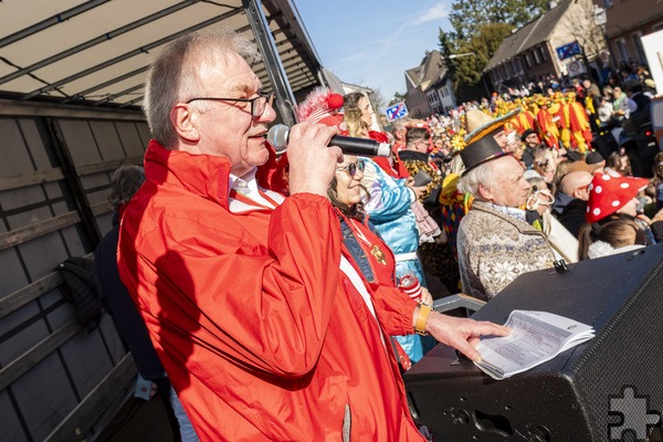 „Karneval ist die größte Friedensbewegung“, stellte Moderator Willy Gemünd fest, als Hippie-Gruppen an der Ehrentribüne vorbeizogen. Foto: Ronald Larmann/pp/Agentur ProfiPress