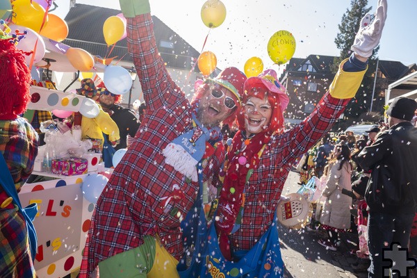 Mit bunten Kostümen, Konfetti und Kamelle bildeten die „Veedels Clowns“ den Gute-Laune-Auftakt zum Kommerener Rosenmontagszug. Foto: Ronald Larmann/pp/Agentur ProfiPress