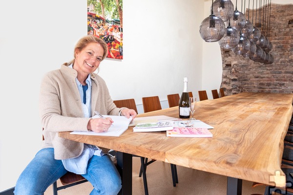 Langer Holztisch, angenehme Atmosphäre, ein Prosecco und ganz viel Kreativität: Das sind die Zutaten, mit denen die Kommerner Autorin Kerstin Rottland ihre Schreib-Workshops gestalten möchte. Foto: Ronald Larmann/pp/Agentur ProfiPress