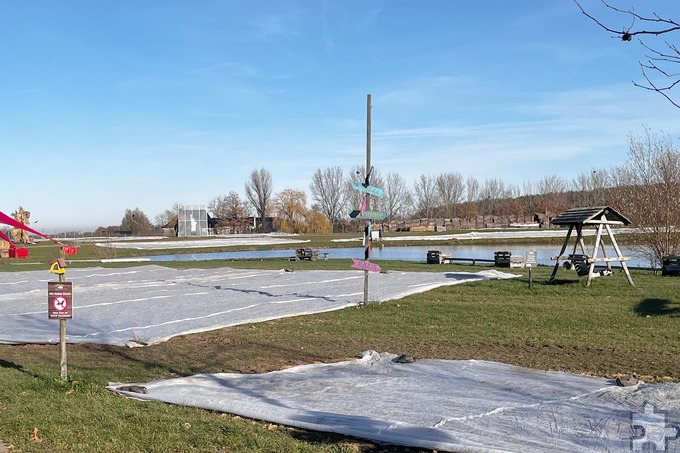 Gut abgedeckt sind die Beete derzeit noch, um die Tulpen gegen Frost zu schützen. Wenn Petrus mitspielt, kann die Tulpenschau Ende März / Anfang April beginnen.  Foto: Bieger/pp/Agentur ProfiPress