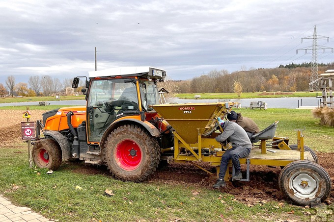 Familie Bieger betritt mit dem Tulpenanbau Neuland: Für die Premiere haben sie sich eine Pflanzmaschine ausgeliehen und ließen sich von Experten aus den Niederlanden beraten. Foto: Bieger/pp/Agentur ProfiPress