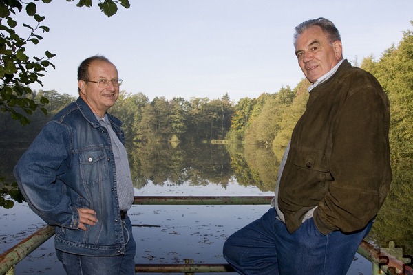 Bergbaumuseums-Vorsitzender Friedrich Hunsicker (r.) und Eifelvereinsvorsitzender Horst Müller am Baltesbendener Weier, einer Station auf dem Wanderweg über das frühere Mechernicher Bleibergwerksgelände. Archivfoto: Manfred Lang/pp/Agentur ProfiPress