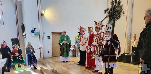 Pfarrer Erik Pühringer, Messdienerinnen, Organist Erik Arndt (r.) und die Frauen des Familienmesskreises um Agnes Peters (3.v.l.) wurden mit Orden des Dreigestirns und der Gesellschaften dekoriert. Der Familienmesskreis bedankte sich seinerseits mit Buttons, auf denen Kraken aus der Unterwasserwelt abgebildet waren. Foto: Sabine Roggendorf/pp/Agentur ProfiPress