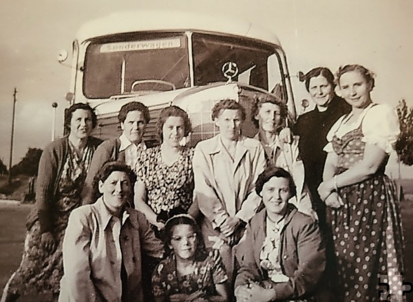 Reisegruppe in den fünfziger Jahren. Vereins- und Kegeltouren an Ahr, Mosel und Rhein standen hoch im Kurs. Repro: Manfred Lang/pp/Agentur ProfiPress