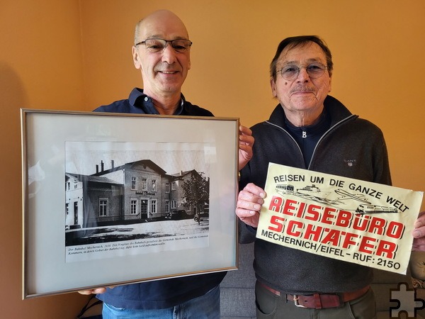 Jahrzehntelang das „Dream-Team“ an der Spitze von „Schäfer-Reisen“ in Mechernich: Rolf Schäfer (v.r.) und Guido Bauer mit einem alten Werbeschild und einem Schwarz-Weiß-Foto des Mechernicher Bahnhofs, den Schäfer in eine moderne „Gleispassage“ verwandelt hat. Foto: Manfred Lang/pp/Agentur ProfiPress