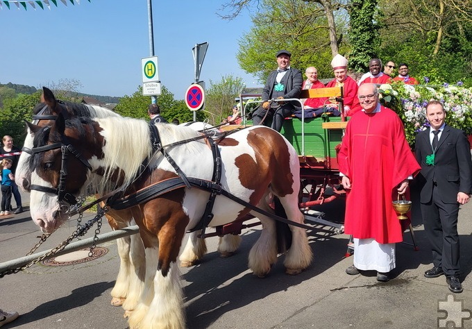 Die irischen Tinker „Jojo“ und „Krümel“ unter ihrem Kutscher Kai Simonis aus Nettersheim zogen den Sakramentenwagen im vergangenen Jahr, auf dem drei Kommunionkinder, die Samaritan-Schwestern Rose und Nimisha von der Communio in Christo in Mechernich sowie die Priester Felix Dörpinghaus, Patrick Mwanguhya und Jaimson Mathew sowie der angehende Mechernicher Diakon Tilj Puthenveettil und Bischofsassistent Georg Scharl neben Pontifex Dr. Helmut Dieser Platz genommen hatten. Vor dem Wagen Pfarrer Erik Pühringer und Guido Adler vom Ehrenamtsteam. Foto: Manfred Lang/pp/Agentur ProfiPress