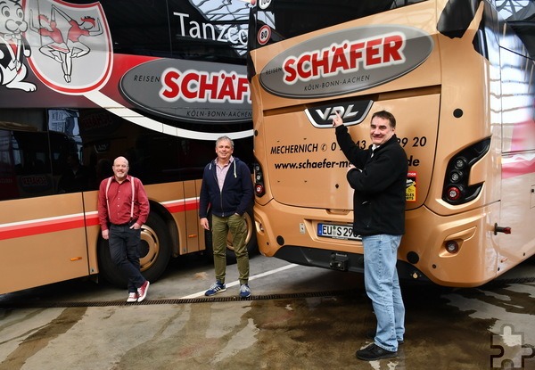 Disponent Carsten Clemens (v.r.), Inhaber Christoph Lehner und Reiseverkehrskaufmann Matthias Feuser vor Bussen des Mechernicher Traditionsunternehmens. Foto: Manfred Lang/pp/Agentur ProfiPress