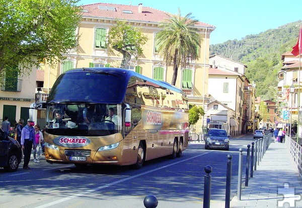 „Schäfer Reisen“ in Mechernich bewegt seit nahezu 100 Jahren Menschen auf ihren Reisen quer durch ganz Europa, hier ein Bus des Traditionsunternehmens am italienischen Gardasee. Foto: „Schäfer-Reisen/pp/Agentur ProfiPress