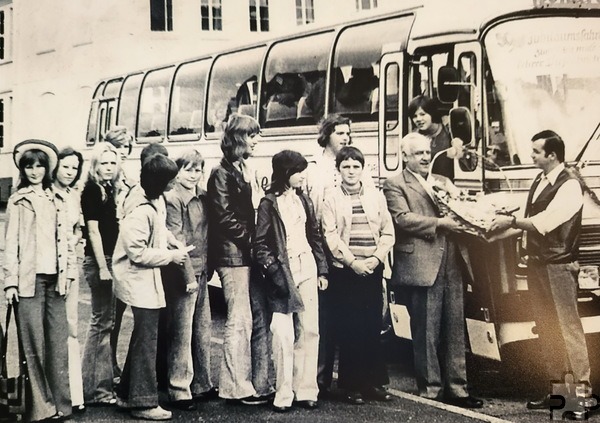 Frisuren, Mode und das Aussehen der damaligen Busse entsprachen dem Zeitgeschmack: Schulausflug mit „Schäfer-Reisen“. Repro: Manfred Lang/pp/Agentur ProfiPress