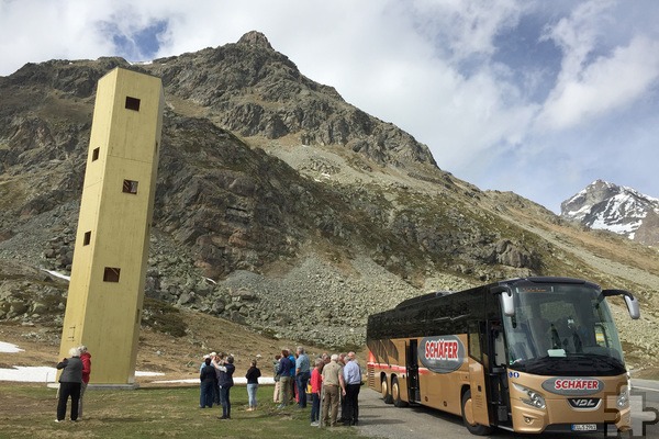 Mechernicher Reisebus in den Schweizer Bergen: Das Verkehrsmittel der Wahl wird heute nur noch selten für die einst beliebten Tagesausflugsziele von Vereinen und Kegelklubs nach Königswinter, Ahrweiler oder an die Mosel gebucht. Heute fragt man bei „Schäfer-Reisen“ (Slogan: „Wir bewegen Menschen“) nach Mehr-Tages-Reisen mit hochwertigen Hotels, besucht kleinere Städte, wo man noch nie war, Festivals und Konzerte, Märkte und Events. Orte, an denen man was erleben kann… Foto: „Schäfer-Reisen“/pp/Agentur ProfiPress