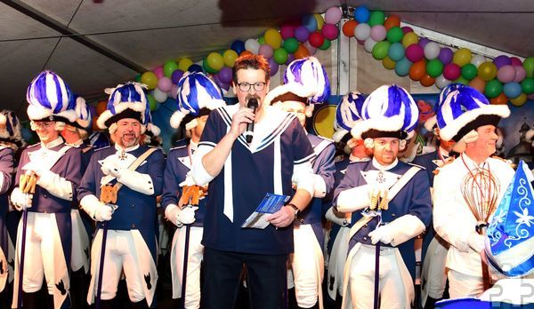 Sitzungsleiter Franz Geusen konnte die Blauen Funken aus Zülpich mit ihrem Tanzpaar auf der Bühne begrüßen. Foto: Manfred Görgen/pp/Agentur ProfiPress